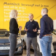 Alex Kampman Manninck praat met personeel
